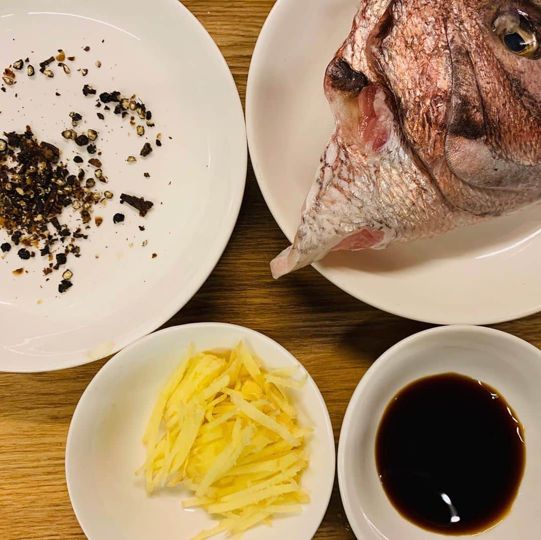 一条もんこさんのインスタグラム写真 - (一条もんこInstagram)「鯛のお頭シリーズ  簡単スパイス鯛めし。  米 2合  水 400cc 鯛の頭  半身 しょうが1片 千切り しょうゆ 大さじ1 塩 小さじ1杯 オリーブ油 大さじ1 クローブ 4本 粗く砕く 黒胡椒 粗挽き小1  混ぜ合わせて白米モードで炊くだけ。  炊き上がり、ずっと嗅いでいられます(〃ω〃) #スパイス#スパイス料理#レシピ#簡単レシピ#混ぜて炊くだけ#鯛めし#炊き込みご飯#料理#簡単料理#鯛#黒胡椒#クローブ#粗挽きが肝#スパイス生活#一条もんこ」6月3日 22時50分 - monko1215