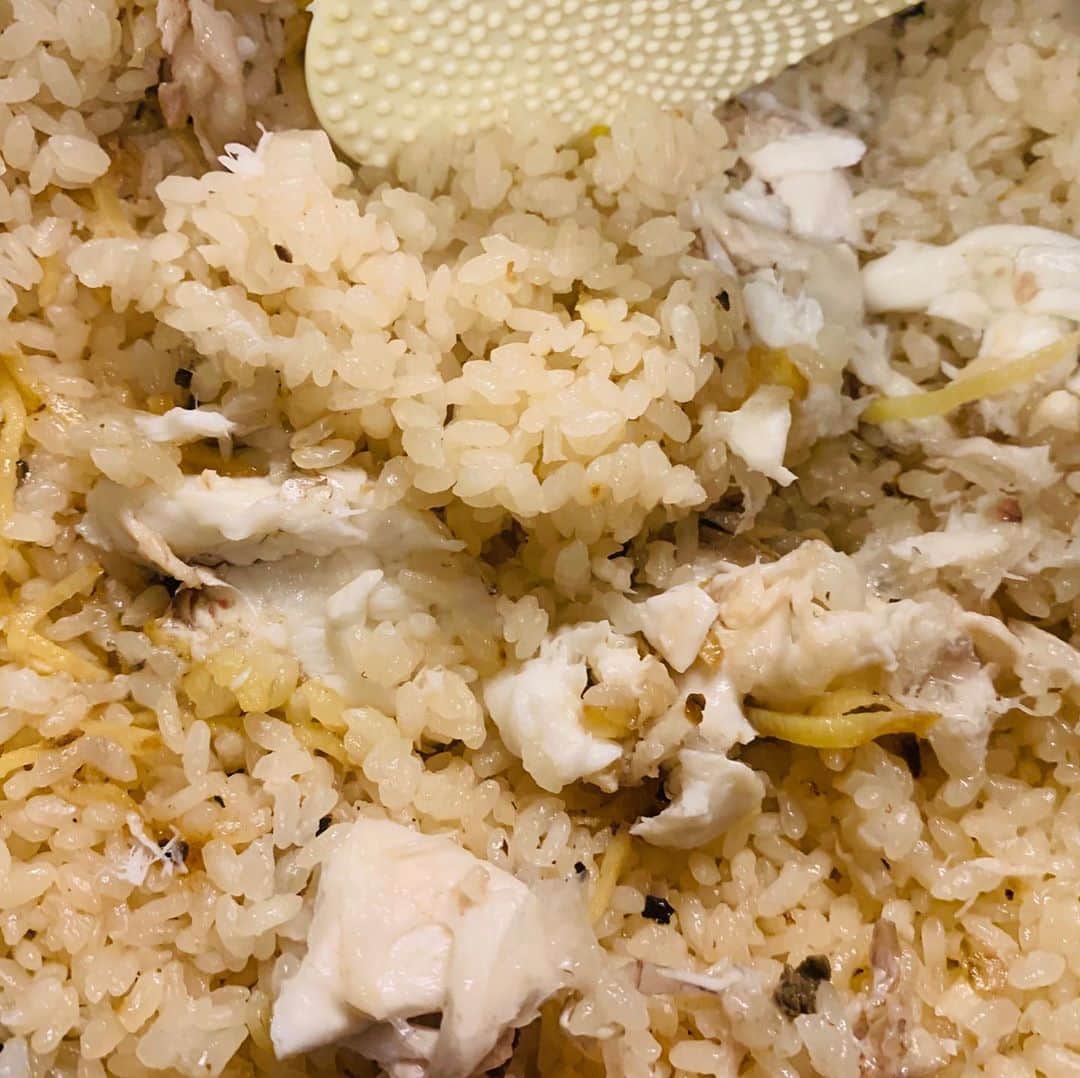 一条もんこさんのインスタグラム写真 - (一条もんこInstagram)「鯛のお頭シリーズ  簡単スパイス鯛めし。  米 2合  水 400cc 鯛の頭  半身 しょうが1片 千切り しょうゆ 大さじ1 塩 小さじ1杯 オリーブ油 大さじ1 クローブ 4本 粗く砕く 黒胡椒 粗挽き小1  混ぜ合わせて白米モードで炊くだけ。  炊き上がり、ずっと嗅いでいられます(〃ω〃) #スパイス#スパイス料理#レシピ#簡単レシピ#混ぜて炊くだけ#鯛めし#炊き込みご飯#料理#簡単料理#鯛#黒胡椒#クローブ#粗挽きが肝#スパイス生活#一条もんこ」6月3日 22時50分 - monko1215
