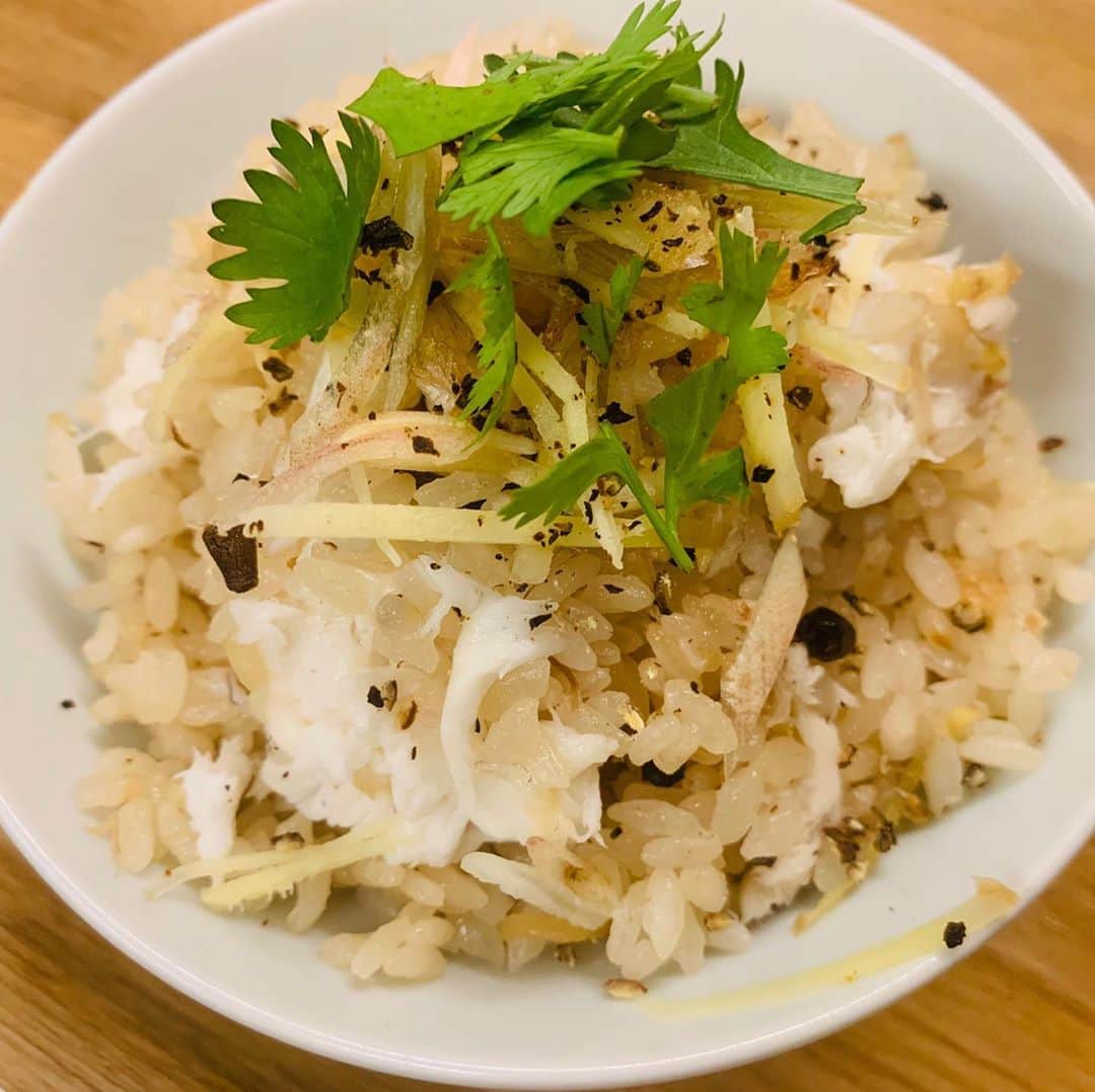 一条もんこさんのインスタグラム写真 - (一条もんこInstagram)「鯛のお頭シリーズ  簡単スパイス鯛めし。  米 2合  水 400cc 鯛の頭  半身 しょうが1片 千切り しょうゆ 大さじ1 塩 小さじ1杯 オリーブ油 大さじ1 クローブ 4本 粗く砕く 黒胡椒 粗挽き小1  混ぜ合わせて白米モードで炊くだけ。  炊き上がり、ずっと嗅いでいられます(〃ω〃) #スパイス#スパイス料理#レシピ#簡単レシピ#混ぜて炊くだけ#鯛めし#炊き込みご飯#料理#簡単料理#鯛#黒胡椒#クローブ#粗挽きが肝#スパイス生活#一条もんこ」6月3日 22時50分 - monko1215