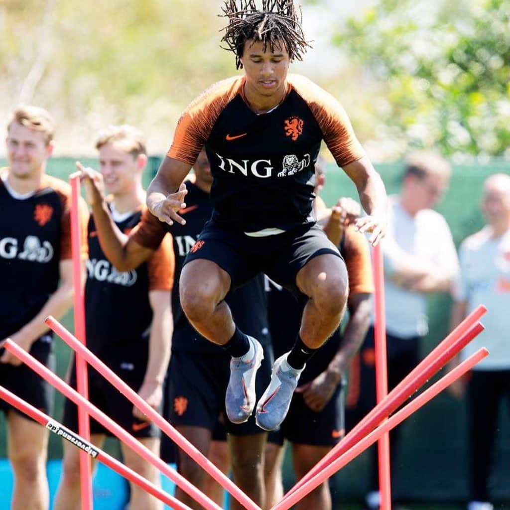 ナタン・アケのインスタグラム：「Training ahead of the Nations league finals⚽️🦁」