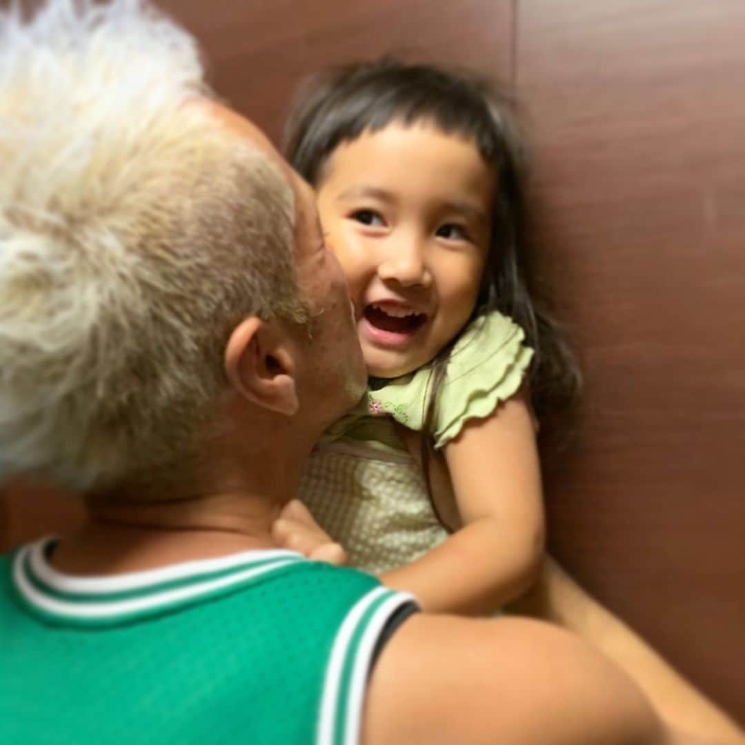 のインスタグラム：「娘の愛が強いと思いきやお父さんの愛も負けてない🥰✨ もうすぐ4歳になる娘だけどずっとお父さんのこと大好きな娘でいて欲しいな☺️ #テンションあがると顎出ちゃう人 #日夕佳 #女の子 #娘 #3歳 #娘」