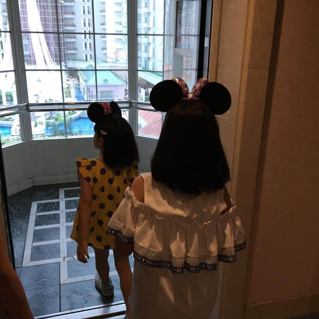 酒井高徳のインスタグラム：「TDL🐭🐭🇯🇵 #歩きすぎて #脚もげるかと思った #ディズニー経験値少なくて #ファストパスの取り方も知らない奴 #基本並んで待つタイプ #実は忍耐力鍛える為にわざと並んでる説 #実はディズニーに関しては子供達の方が忍耐力強い説 #最近になって説で例えるのにハマってる説 #流行には遅れて乗るタイプ説」