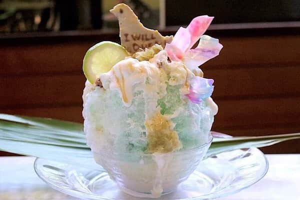 レッツエンジョイ東京さんのインスタグラム写真 - (レッツエンジョイ東京Instagram)「.﻿ ✩★------------------﻿ 2時間待っても食べたい！﻿ 独創的すぎるかき氷🍧﻿ ------------------✩★﻿ ﻿ 「甘味処 いちょうの木」は、フォトジェニックなかき氷が楽しめる人気店🤩﻿ ﻿ ライムシロップにライム果肉、さらにライムパイを合わせた、爽快感バツグンのかき氷「マザーグース」は、ライムの美味しさをギュッと凝縮したような味わいですが、フレッシュなホイップクリームをたっぷりと絡めると、コクが加わり、甘さと酸味の絶妙なハーモーニーを堪能できます😍✨﻿ ﻿ 爽やかながら、ほんのりとした甘さを持つ一杯は、友達と二人でハマってしまうこと間違いなしです♪﻿ ﻿ 🍧：甘味処 いちょうの木﻿ 📍：北品川／新馬場﻿ 詳細はアカウントトップから﻿ 👉@lets_enjoytokyo﻿ ﻿ #レッツエンジョイ東京 #ぐるなび﻿ #おでかけ #トキメキ女子﻿ #甘味処いちょうの木﻿ #甘味処 #いちょうの木﻿ #マザーグース﻿ #かき氷 #かき氷🍧﻿ #かき氷巡り #かき氷部﻿ #氷活 #かきごおり #かきごーらー﻿ #かきごおりすと #ゴーラー﻿ #かき氷好きな人と繋がりたい﻿ #東京かき氷 #東京スイーツ﻿ #スイーツ巡り #甘いもの大好き ﻿ #カフェ部 #カフェ巡り #東京カフェ﻿ #東京カフェ巡り #品川カフェ﻿ #北品川 #新馬場」6月3日 17時30分 - lets_enjoytokyo
