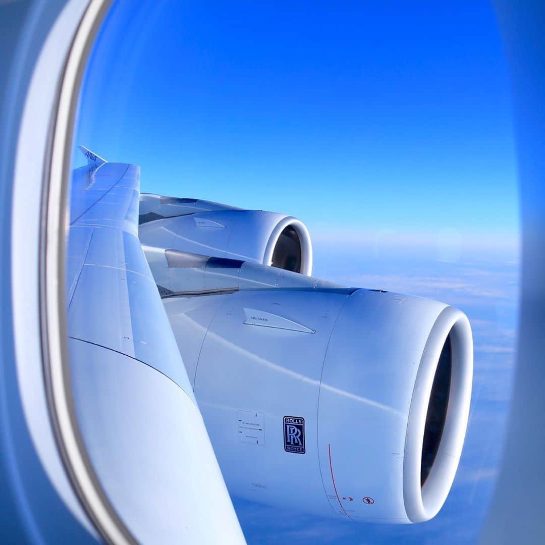ANAのインスタグラム：「新しい景色が仲間入り✈️ #a380 #機窓 #フライングホヌ #エンジン #ソラマニ_マドカラ #雲 #青空と雲 #飛行機 #旅行好き #ダレカニミセタイソラ #空 #空旅 #flyinghonu #trent900 #clouds #bluesky #sky #airplane #anaairplane  機窓からの風景は「#ソラマニ_マドカラ」を付けて投稿してね🎵インスタやANAの各メディアでご紹介していきます✨」