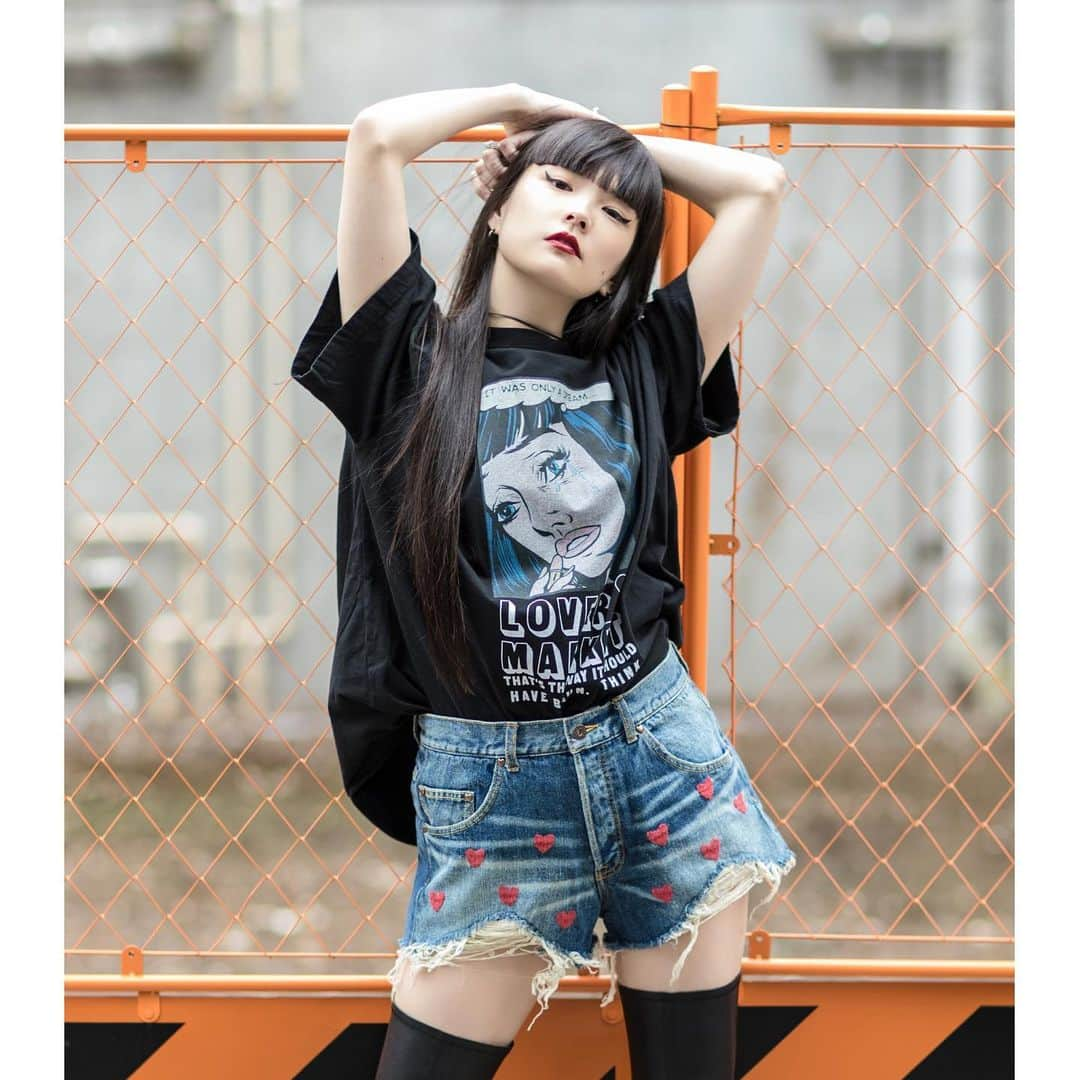 Candy Stripperさんのインスタグラム写真 - (Candy StripperInstagram)「. Akimoto Kozue Select🖤﻿ ﻿ LOVER'S MARKET BIG TEE﻿  price：¥6,300(+tax)﻿ size：free color：OFF WHITE / BLACK﻿ ﻿ モデル着用：BLACK﻿  気になる秋元梢さんのオススメコメントは Candy Stripper MAGAZINE 6月号で ご覧いただけます✨ ﻿ #candystripper #2019summer #livethewayyouare #candystore #candystripper_magazine #秋元梢」6月3日 17時30分 - candystripper_official