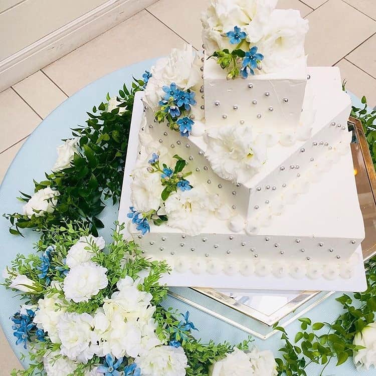 ホテルモントレウェディング【公式】 のインスタグラム：「♥ ￣￣￣￣￣￣￣￣￣￣ @montereyweddingをフォローして 『 #モントレ花嫁 』『 #ホテルモントレ』の タグをつけて投稿してくださいね＊*. . オリジナルケーキの数々♡ シャッターチャンスも ご希望のケーキで華やかに*。 . ◆ホテルモントレ公式HPはこちら* https://www.monterey-wedding.jp . #モントレ #モントレ花婿  #dressy花嫁 #プレ花嫁 #marry花嫁 #卒花 #marryxoxo #wedding #weddingceremony #weddingreception #weddingparty #weddingdress #dress #flower #weddingbouquets #プラコレ #結婚式場 #ウエディングニュース  #日本中のプレ花嫁さんと繋がりたい #結婚式 #パーティー #披露宴 #ホテルウェディング #ウェディングケーキ #weddingcake #cake #cakedecorating」