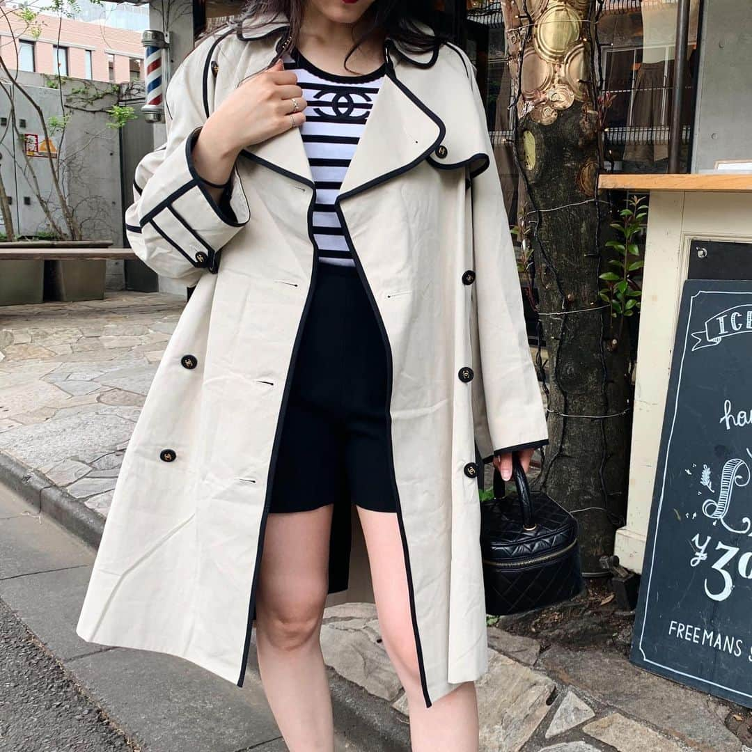 Vintage Brand Boutique AMOREさんのインスタグラム写真 - (Vintage Brand Boutique AMOREInstagram)「Vintage Chanel piping cotton trench coat with a belt. Size 36. ▶︎Free Shipping Worldwide✈️ ≫≫≫ DM for more information 📩 info@amorevintagetokyo.com #AMOREvintage #AMORETOKYO #tokyo #Omotesando #Aoyama #harajuku #vintage #vintageshop #ヴィンテージ #ヴィンテージショップ #アモーレ #アモーレトーキョー #表参道 #青山 #原宿#東京 #chanel #chanelvintage #vintagechanel #ヴィンテージ #シャネル #ヴィンテージシャネル #amorewardrobe #アモーレワードローブ」6月3日 17時33分 - amore_tokyo