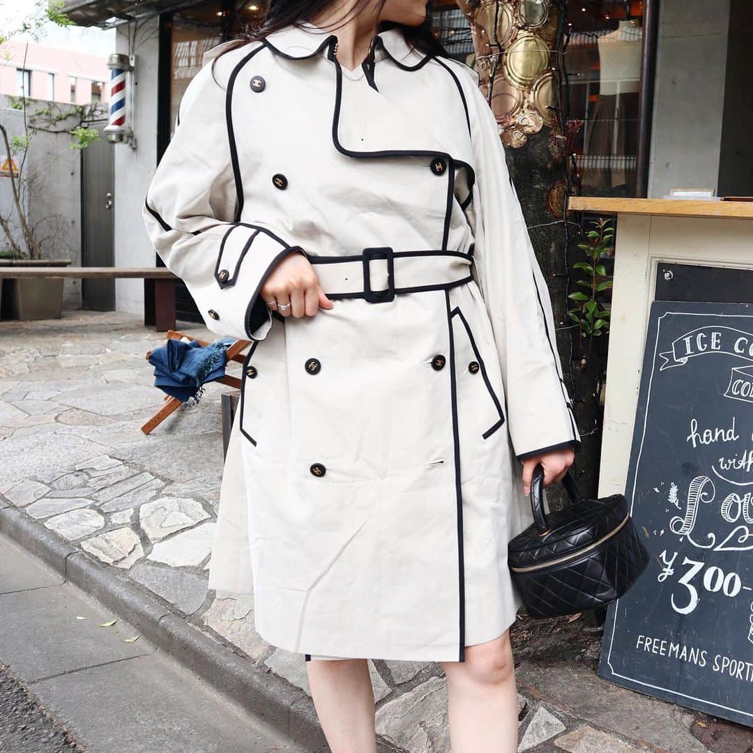 Vintage Brand Boutique AMOREさんのインスタグラム写真 - (Vintage Brand Boutique AMOREInstagram)「Vintage Chanel piping cotton trench coat with a belt. Size 36. ▶︎Free Shipping Worldwide✈️ ≫≫≫ DM for more information 📩 info@amorevintagetokyo.com #AMOREvintage #AMORETOKYO #tokyo #Omotesando #Aoyama #harajuku #vintage #vintageshop #ヴィンテージ #ヴィンテージショップ #アモーレ #アモーレトーキョー #表参道 #青山 #原宿#東京 #chanel #chanelvintage #vintagechanel #ヴィンテージ #シャネル #ヴィンテージシャネル #amorewardrobe #アモーレワードローブ」6月3日 17時33分 - amore_tokyo