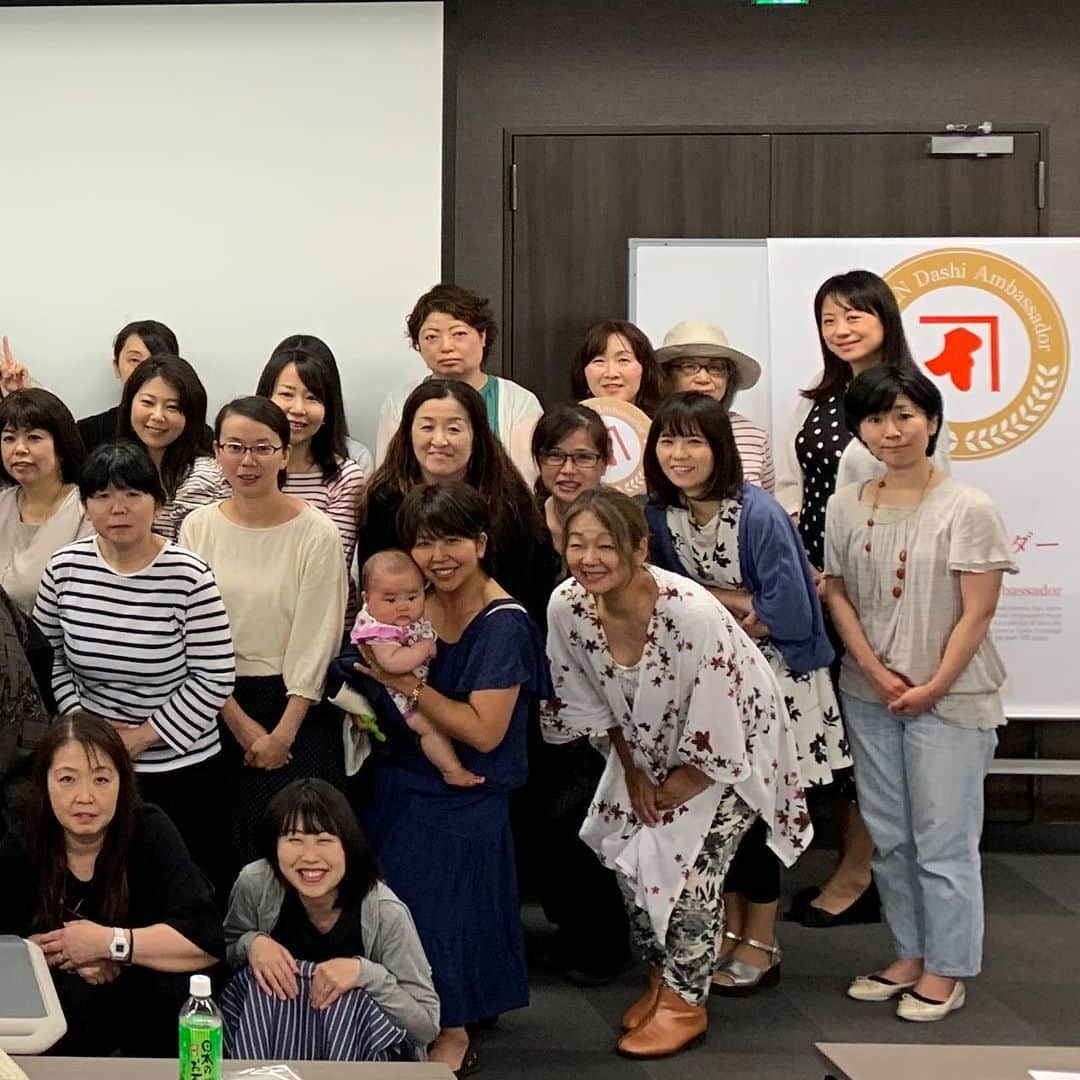 にんべん　おだしでキレイ習慣さんのインスタグラム写真 - (にんべん　おだしでキレイ習慣Instagram)「✨活動報告✨﻿﻿ ﻿﻿ 6月1日(土)、にんべんだしアンバサダー　﻿﻿ 2019年キックオフミーティング を行いました！﻿﻿ ﻿﻿ ﻿﻿ 2018年度の活動報告や、2019年度の目標や活動内容などの発表をさせて頂きました🤗❣️﻿﻿ ﻿﻿ ﻿﻿ 今年度は、楽しい企画をた〜くさんご用意して、﻿﻿ 皆さまと楽しみながら「だしのある生活」を盛り上げていきたいと思っています😍✨﻿﻿ ﻿﻿ キックオフミーティングでは、﻿﻿ アンバサダー同士の交流の機会にもなったようで、嬉しいです👭🎶﻿﻿ ﻿﻿ ﻿﻿ キックオフミーティングの様子が気になる方は #にんべんだしアンバサダー で検索してみ下さいね😉🌸﻿ ﻿ ﻿  #にんべん﻿ #にんべんだしアンバサダー﻿ #だしのある生活﻿ #だし生活﻿ #丁寧な暮らし﻿ #だし」6月3日 17時34分 - ninben.dashiambassador