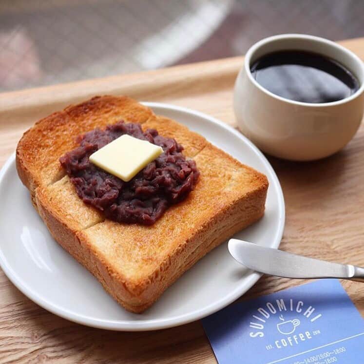 aumoグルメさんのインスタグラム写真 - (aumoグルメInstagram)「. ♥小倉トースト❤︎ . SUIDOMICHI coffeeの小倉トースト💗 ほんのり甘い小倉は北海道十勝産100%！ サクサクのトーストとバターとの相性も抜群です👏 . 写真提供 : @maki_1129__ さん﻿﻿ 素敵なお写真をありがとうございました♡﻿﻿ .﻿﻿ . 店名：『SUIDOMICHI coffee』 ぜひ訪れてみてくださいね。 . . あなたが撮影したベストグルメpicに﻿﻿ 「#aumo」を付けて教えて下さいっ☺︎﻿﻿﻿ あなたの投稿が紹介されるかも♪﻿﻿﻿ . aumoアプリは毎日配信！おでかけや最新グルメなどaumo読者が気になる情報が満載♡﻿﻿ ダウンロードはプロフィールのURLから✔︎﻿ (iPhone&Android版) . #スイドウミチコーヒー#suidomichicoffee#名古屋グルメ#名古屋ランチ#名古屋ディナー#常滑#インスタ映え#ランチ部#グルメ女子#グルメな人と繋がりたい#グルメ部#グルメ旅#たべすたぐらむ#グルメ好きな人と繋がりたい#おいしいよ#食べもの好きな人と繋がりたい#食べまくり#ごはん記録#美味しいご飯#グルメ女子#グルメ部#グルメ#ごはん記録」6月3日 17時47分 - aumo_gourmet