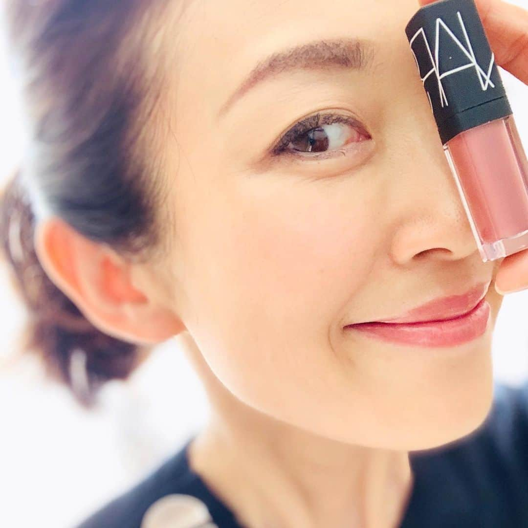 草間淑江さんのインスタグラム写真 - (草間淑江Instagram)「最近のお気に入り💄  ひと塗りでいい感じに仕上がります💕  #NARS#リップティント #リップ#お気に入り#メイク#草間淑江」6月3日 17時40分 - yoshie_kusama