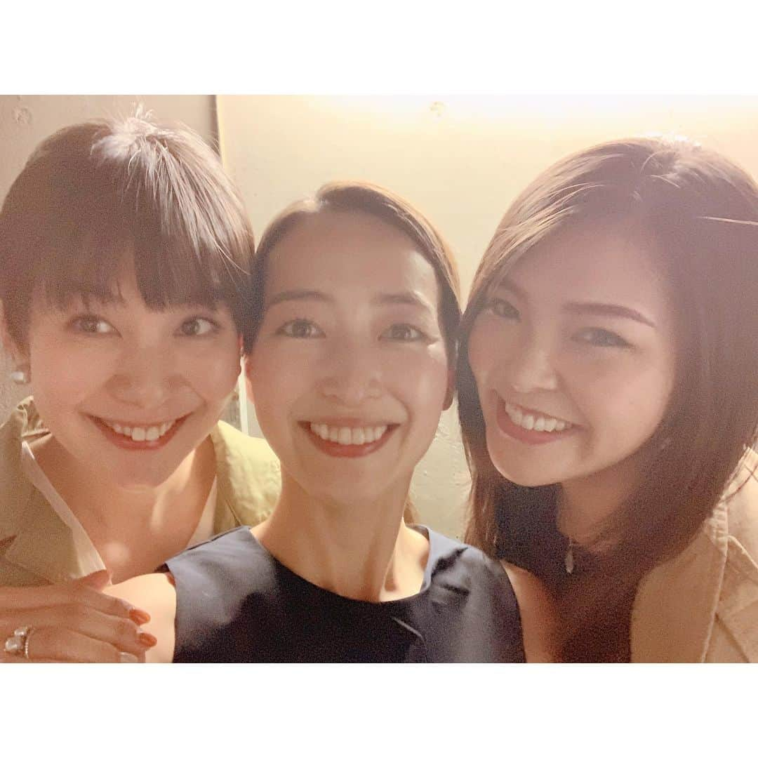 上野なつひさんのインスタグラム写真 - (上野なつひInstagram)「「a Nobel 文書くshow」無事東京公演終わりました！ 連日沢山の方々に見て頂き感想も頂き感謝の毎日でした。 まさかの最後に泣いてしまい、あー歳だな。年の功だな。と感じました。 家族の大事さ、兄妹の有難さを感じる毎日で演じながら姉なのに母親目線で弟を見ている自分が重なって演じながら涙を堪える日々でした。 キャスト陣も仲良くて「いい家族だな」と毎日愛情が増しています。 「幸せ」の形は人それぞれですが大事なものを大事にして伝えたいと思ったら伝える勇気をもらえる作品だと思います。 私も家族や大事な人を更に愛せる様に日々感謝して過ごして行かなきゃね！ 4日から名古屋公演が始まりそのまま大阪に向かいます！ 劇場でお会い出来る方々楽しみにしています！  そして沢山の大好きな人が見に来てくれてホントパワーもらえる😭❤️ありがとうございました！ 前回姉さん演じられた浅井江理名さんにも会えて…なんかドキドキでした😚💓 #anovel文書show  #ブンカクショー #zlion  #家族 #舞台 #大事なものは失ってはいけない #この人の為に頑張ろって思える」6月3日 17時42分 - natsuhi