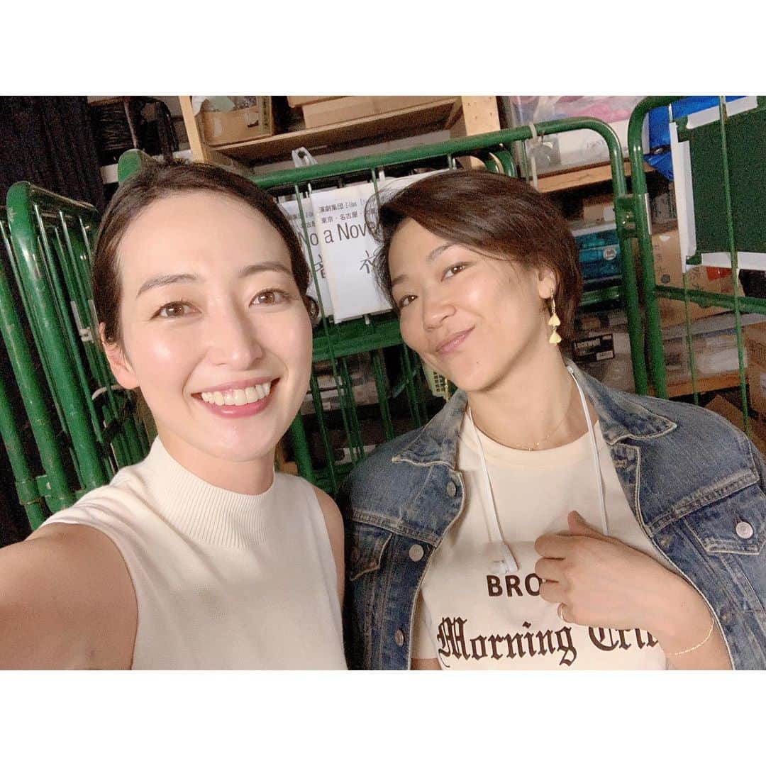 上野なつひさんのインスタグラム写真 - (上野なつひInstagram)「「a Nobel 文書くshow」無事東京公演終わりました！ 連日沢山の方々に見て頂き感想も頂き感謝の毎日でした。 まさかの最後に泣いてしまい、あー歳だな。年の功だな。と感じました。 家族の大事さ、兄妹の有難さを感じる毎日で演じながら姉なのに母親目線で弟を見ている自分が重なって演じながら涙を堪える日々でした。 キャスト陣も仲良くて「いい家族だな」と毎日愛情が増しています。 「幸せ」の形は人それぞれですが大事なものを大事にして伝えたいと思ったら伝える勇気をもらえる作品だと思います。 私も家族や大事な人を更に愛せる様に日々感謝して過ごして行かなきゃね！ 4日から名古屋公演が始まりそのまま大阪に向かいます！ 劇場でお会い出来る方々楽しみにしています！  そして沢山の大好きな人が見に来てくれてホントパワーもらえる😭❤️ありがとうございました！ 前回姉さん演じられた浅井江理名さんにも会えて…なんかドキドキでした😚💓 #anovel文書show  #ブンカクショー #zlion  #家族 #舞台 #大事なものは失ってはいけない #この人の為に頑張ろって思える」6月3日 17時42分 - natsuhi