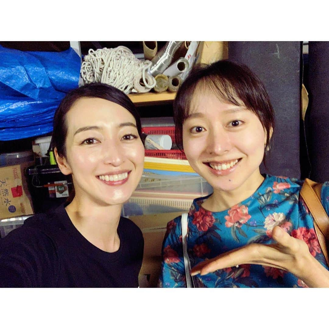 上野なつひさんのインスタグラム写真 - (上野なつひInstagram)「「a Nobel 文書くshow」無事東京公演終わりました！ 連日沢山の方々に見て頂き感想も頂き感謝の毎日でした。 まさかの最後に泣いてしまい、あー歳だな。年の功だな。と感じました。 家族の大事さ、兄妹の有難さを感じる毎日で演じながら姉なのに母親目線で弟を見ている自分が重なって演じながら涙を堪える日々でした。 キャスト陣も仲良くて「いい家族だな」と毎日愛情が増しています。 「幸せ」の形は人それぞれですが大事なものを大事にして伝えたいと思ったら伝える勇気をもらえる作品だと思います。 私も家族や大事な人を更に愛せる様に日々感謝して過ごして行かなきゃね！ 4日から名古屋公演が始まりそのまま大阪に向かいます！ 劇場でお会い出来る方々楽しみにしています！  そして沢山の大好きな人が見に来てくれてホントパワーもらえる😭❤️ありがとうございました！ 前回姉さん演じられた浅井江理名さんにも会えて…なんかドキドキでした😚💓 #anovel文書show  #ブンカクショー #zlion  #家族 #舞台 #大事なものは失ってはいけない #この人の為に頑張ろって思える」6月3日 17時42分 - natsuhi