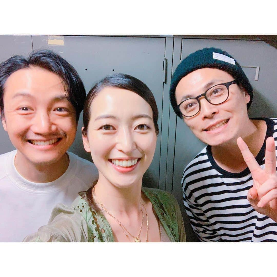 上野なつひさんのインスタグラム写真 - (上野なつひInstagram)「「a Nobel 文書くshow」無事東京公演終わりました！ 連日沢山の方々に見て頂き感想も頂き感謝の毎日でした。 まさかの最後に泣いてしまい、あー歳だな。年の功だな。と感じました。 家族の大事さ、兄妹の有難さを感じる毎日で演じながら姉なのに母親目線で弟を見ている自分が重なって演じながら涙を堪える日々でした。 キャスト陣も仲良くて「いい家族だな」と毎日愛情が増しています。 「幸せ」の形は人それぞれですが大事なものを大事にして伝えたいと思ったら伝える勇気をもらえる作品だと思います。 私も家族や大事な人を更に愛せる様に日々感謝して過ごして行かなきゃね！ 4日から名古屋公演が始まりそのまま大阪に向かいます！ 劇場でお会い出来る方々楽しみにしています！  そして沢山の大好きな人が見に来てくれてホントパワーもらえる😭❤️ありがとうございました！ 前回姉さん演じられた浅井江理名さんにも会えて…なんかドキドキでした😚💓 #anovel文書show  #ブンカクショー #zlion  #家族 #舞台 #大事なものは失ってはいけない #この人の為に頑張ろって思える」6月3日 17時42分 - natsuhi