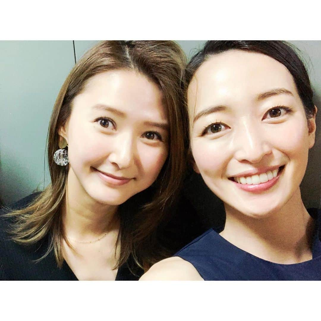 上野なつひさんのインスタグラム写真 - (上野なつひInstagram)「「a Nobel 文書くshow」無事東京公演終わりました！ 連日沢山の方々に見て頂き感想も頂き感謝の毎日でした。 まさかの最後に泣いてしまい、あー歳だな。年の功だな。と感じました。 家族の大事さ、兄妹の有難さを感じる毎日で演じながら姉なのに母親目線で弟を見ている自分が重なって演じながら涙を堪える日々でした。 キャスト陣も仲良くて「いい家族だな」と毎日愛情が増しています。 「幸せ」の形は人それぞれですが大事なものを大事にして伝えたいと思ったら伝える勇気をもらえる作品だと思います。 私も家族や大事な人を更に愛せる様に日々感謝して過ごして行かなきゃね！ 4日から名古屋公演が始まりそのまま大阪に向かいます！ 劇場でお会い出来る方々楽しみにしています！  そして沢山の大好きな人が見に来てくれてホントパワーもらえる😭❤️ありがとうございました！ 前回姉さん演じられた浅井江理名さんにも会えて…なんかドキドキでした😚💓 #anovel文書show  #ブンカクショー #zlion  #家族 #舞台 #大事なものは失ってはいけない #この人の為に頑張ろって思える」6月3日 17時42分 - natsuhi