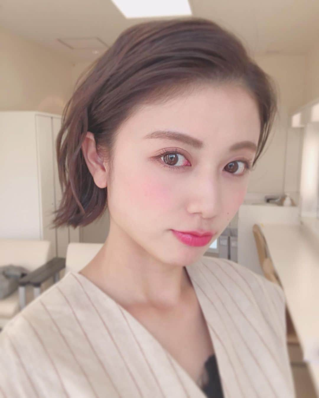 西村まどかさんのインスタグラム写真 - (西村まどかInstagram)「ばっちりめいく🍟 今週も頑張ろーう またちょっと髪切ったよ☻‪✂︎‬ @morigamimariko」6月3日 17時42分 - madoka_nsmr