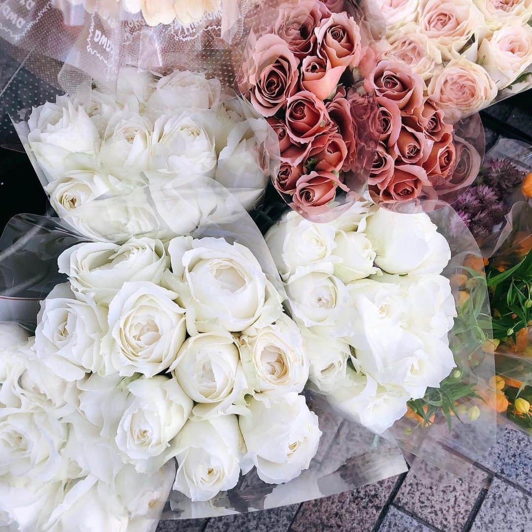 Risako Yamamotoさんのインスタグラム写真 - (Risako YamamotoInstagram)「いつも前を通る元町駅の近くのお花屋さん♡ 並んでたバラが綺麗だったのでget♥️♥️♥️ ・ ・ 10本で600円😏♡ お家用に♡♡♡ ・ ・ ・ #flower #rose #whiterose」6月3日 17時42分 - risako_yamamoto