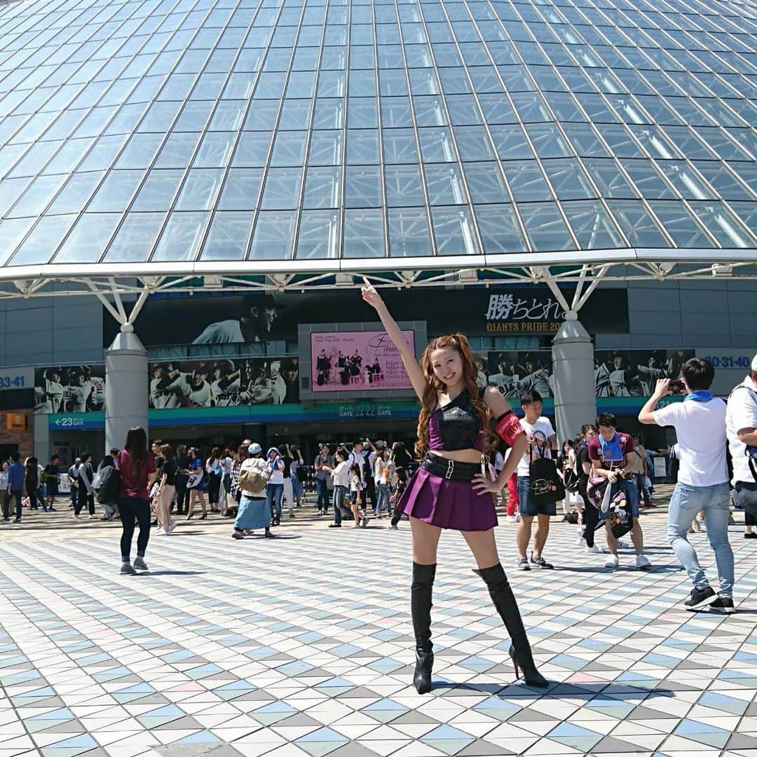 HIROMINのインスタグラム：「・ ・ 2018.06.03 ・ 一年前の今日 私が見た、最後の奈美恵さんのステージ。 ・ ・ 午前中から会場に居たけど ずっと落ち着かなかった。 奈美恵さんの姿をもう見れなくなるなんて。。。 ・ 開場する頃には思わず涙も。 ・ 全公演全滅という人もいる中 ファイナル当選したことは 本当に奇跡だと思った。 ・ アリーナD前方よりぼっち参戦。 喉潰れてもいいくらい全力奈美恵コールした。 ・ そして開演。 奈美恵さんの圧巻のパフォーマンスに、最初から最後まで泣きっぱなし。 Do It For Loveの指差し 「これだけ 忘れないで」 👇 25 THANK YOU I ♡ FAN! もう号泣というか、嗚咽というか。 ・ How do you feel now?では とびっきりの笑顔を見せてくれた奈美恵さん。 最高に輝いていました。 ・ そしてなんと言っても最後のダンサーさんとのハグシーン。 とても感動。涙。涙。涙。 ・ この日のことを思い出してる今 思わず泣きそうになる。 一年経ったけど、まだ家でFinallyツアーを観ることは出来ていません。 まだ一人で観る勇気が出なくて。 ・ ・ ポンキッキーズにシスターラビッツとして出ていた奈美恵さんを、大好きだった従姉妹のお姉ちゃんにそっくり！ と気になったのをきっかけにファンになりました。 ・ もう奈美恵さんのステージを生で見ることが出来ないのはとても残念です。 けれど、私の記憶には参戦した素晴らしいステージの数々がある！ ・ これまで本当に奈美恵さんに救われてきました。 それはこれからも変わらない。 ・ 今までもこれからも ずーーーーっと大好きです。 ・ namie big love❤️ ・ ・ #namieamuro #amuronamie #安室奈美恵 #安室ちゃん #アムラー #アムコス #finally #finalspace #NA2018 #ALLFOR916 #大ファン #大好き #fan #live #love #like #respect #life #cute #cool #good #smile #enjoy #instagram #instagood #instalike #instalove」
