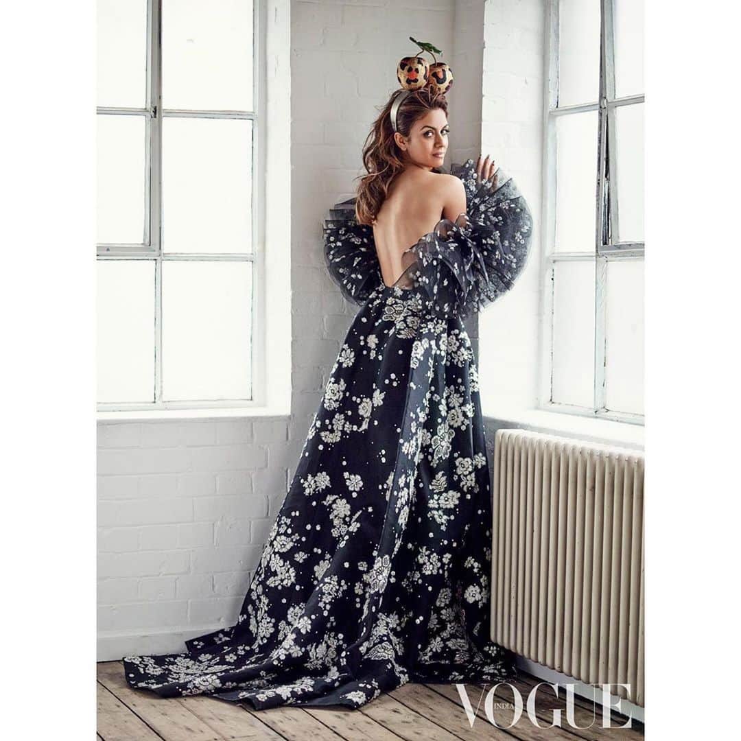のインスタグラム：「Ok so after my #flatpackhat #pressloan #exposée here is why it’s worth it!! #Repost @vogueindia ・・・ Cherry on top—meet Natasha Poonawalla (@natasha.poonawalla) in our #June 2019 issue. Photographed by: Marcin Tyszka (@tyszka_marcin). Styled by Anaita Shroff Adajania (@anaitashroffadajania. Hair: Angelo Seminara (@seminaraangelo). Makeup: Mary Jane Frost (@officialmaryjanefrost) #piersatkinson via @theresidencyexperience」
