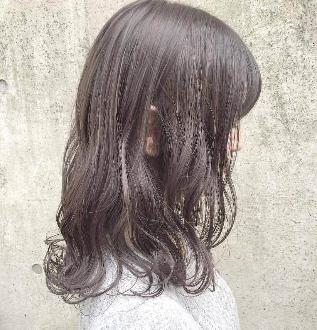 のインスタグラム：「. 夏は、透明感のある暗髪で涼しげキュートに過ごすのはいかが？ラベンダー系のグレーアッシュは、大人っぽさとお洒落なこなれ感の両方を演出できるのでおすすめです。学校や職場の関係で髪を明るくできない人でもチャレンジできますね♪ . MERYでは他にも「かわいい」に近づくさまざまな情報を発信しています。 @mery.beauty コスメ・美容に特化した情報をお届け♡ @mery_spot 話題のカフェやお出かけスポットをご紹介！ こちらもぜひチェックしてみてください！ . . photo by @goshima08 . #MERY #regram #instagram #instahair #hair #hairstyle #머리스타그램 #暗髪 #地毛風カラー #グレージュ #アッシュカラー #ミディアムヘア #セミロング #ラベンダーカラー #ラベンダーアッシュ #グレーアッシュ #ブルージュ #透明感 #透明感カラー #巻き髪 #ウェーブヘア #ヘアカラートレンド #2019ヘアカラー #モテヘア #ヘア #ヘアスタイル #お洒落 #お洒落さんと繋がりたい #MERY女子 #メリー」