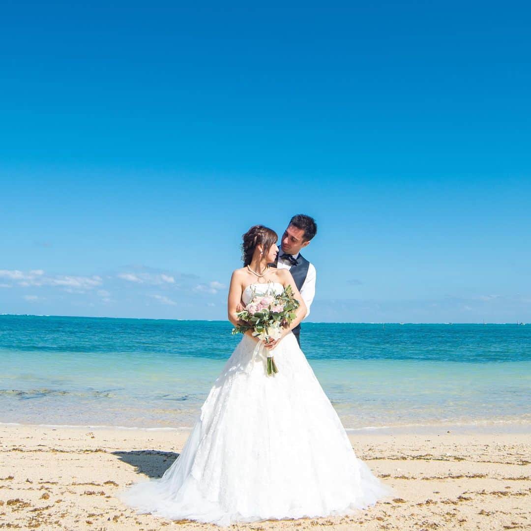 【公式】小さな結婚式さんのインスタグラム写真 - (【公式】小さな結婚式Instagram)「@petit.wedding をフォローしてね♩ #小さな結婚式 をつけてのお写真投稿も大歓迎です♡ こちらの公式IGでリグラムさせていただきます＊ . ✬沖縄でのウェディングフォトをcheck＊* . 砂浜から海を抜けた空までの 綺麗なグラデーション*.＊ キラキラ光る自然光の中で お二人笑顔の素敵なショットを 残しませんか？♡* . ——————— #小さな結婚式  #petitwedding #前撮り #結婚式  #プレ花嫁 #卒花 #アットホーム #少人数 #家族婚 #少人数結婚式 #ウェディング #ウェディングドレス #wedding #bridal #weddingdress #花嫁 #結婚式準備 #式場探し #日本中のプレ花嫁さまと繋がりたい #結婚式の思い出に浸る会 #結婚準備 #リゾートウェディング #沖縄ウェディング」6月3日 18時00分 - petit.wedding