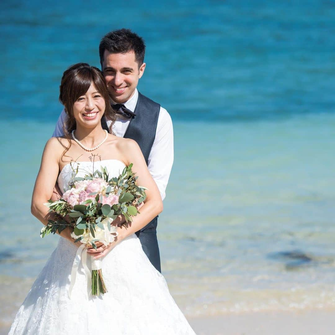 【公式】小さな結婚式さんのインスタグラム写真 - (【公式】小さな結婚式Instagram)「@petit.wedding をフォローしてね♩ #小さな結婚式 をつけてのお写真投稿も大歓迎です♡ こちらの公式IGでリグラムさせていただきます＊ . ✬沖縄でのウェディングフォトをcheck＊* . 砂浜から海を抜けた空までの 綺麗なグラデーション*.＊ キラキラ光る自然光の中で お二人笑顔の素敵なショットを 残しませんか？♡* . ——————— #小さな結婚式  #petitwedding #前撮り #結婚式  #プレ花嫁 #卒花 #アットホーム #少人数 #家族婚 #少人数結婚式 #ウェディング #ウェディングドレス #wedding #bridal #weddingdress #花嫁 #結婚式準備 #式場探し #日本中のプレ花嫁さまと繋がりたい #結婚式の思い出に浸る会 #結婚準備 #リゾートウェディング #沖縄ウェディング」6月3日 18時00分 - petit.wedding