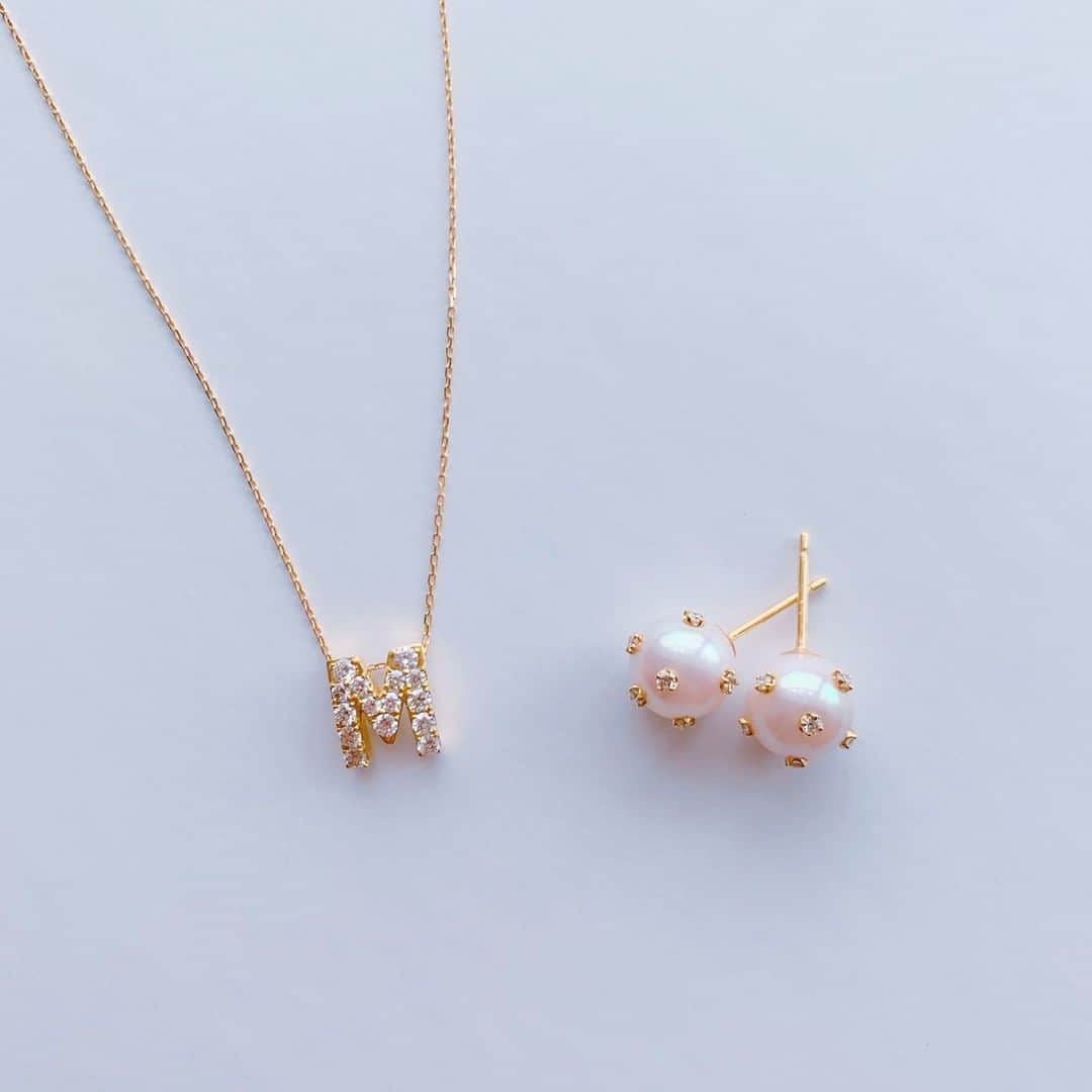 アーカーさんのインスタグラム写真 - (アーカーInstagram)「. “Premiere Etoile（一等星）の輝き”をテーマにしたプルミエトワールイニシャルネックレス＆贅沢にパールに穴を開けて、ランダムな水玉状にダイヤを埋め込むようにセッティングしたルイゾントゥパールピアス✨✨ . #AHKAH #jewelry #necklace #piercedearring #jewelrycoordinate #present #アーカー #ネックレス #ピアス #プレゼント」6月3日 18時01分 - ahkah_official