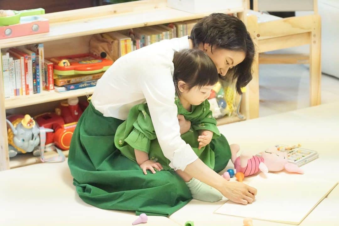 秋葉里枝さんのインスタグラム写真 - (秋葉里枝Instagram)「👶🧑👶🧑👶🧑 - #아기랑촬영 #赤ちゃんと撮影 #엄마랑딸 #ママと娘」6月3日 18時02分 - rie_akiba