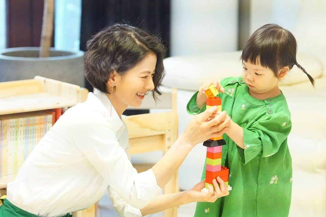 秋葉里枝さんのインスタグラム写真 - (秋葉里枝Instagram)「👶🧑👶🧑👶🧑 - #아기랑촬영 #赤ちゃんと撮影 #엄마랑딸 #ママと娘」6月3日 18時02分 - rie_akiba