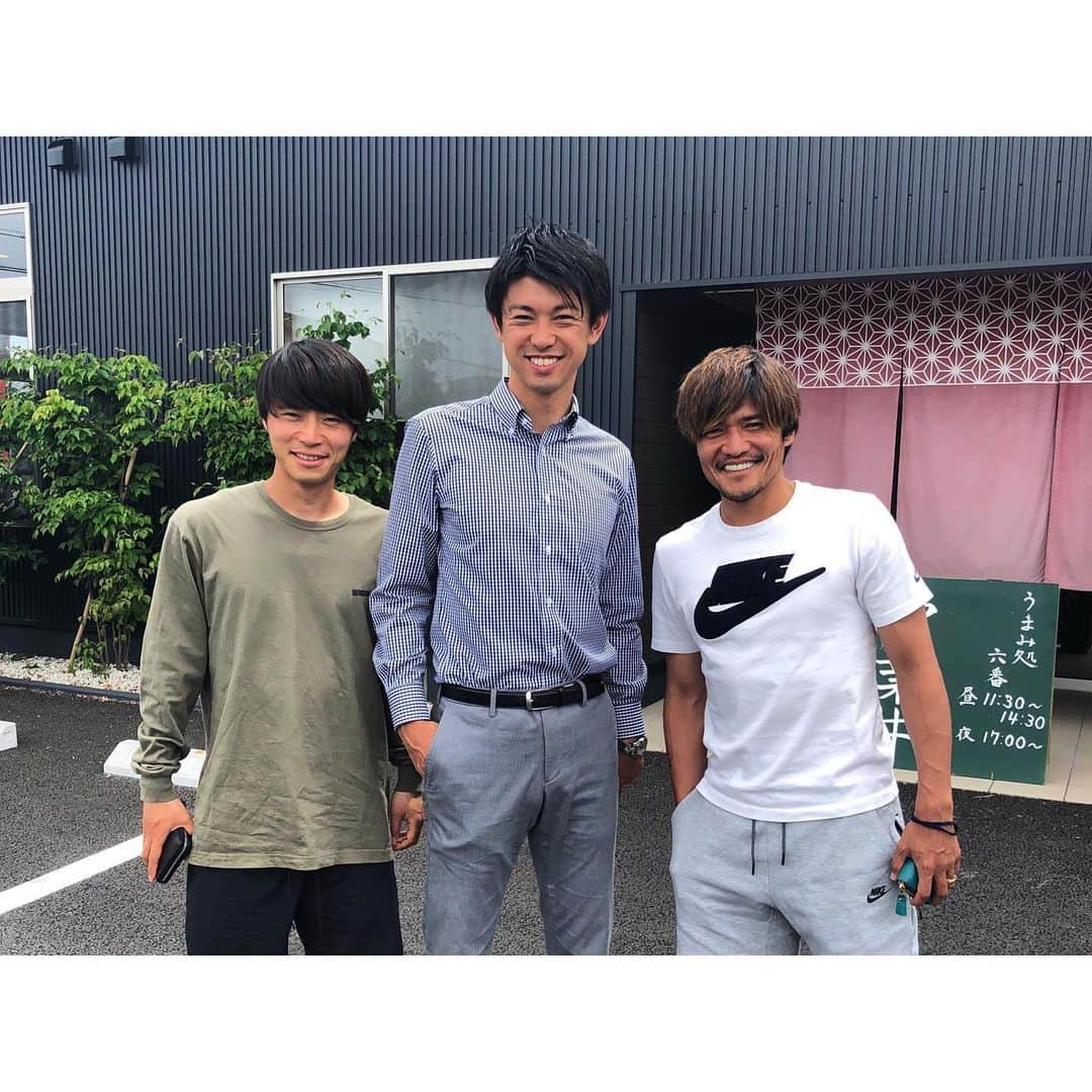 森谷賢太郎さんのインスタグラム写真 - (森谷賢太郎Instagram)「ランチ🍚 久々の更新です。先日、中澤聡太パイセンが磐田に遊びに来てくれたので、しぶしぶ大久保嘉人誘って一緒にランチしましたよって話です。  #久々に  #さわやか聡太 と #ランチ  #相変わらず  #喋る配分  #中澤氏 #9割  #森谷 #1割  #大久保 #0割  #笑う配分  #中澤氏 #1割  #森谷 #1割  #大久保 #8割  #こう見えて  #川崎同期入団  #今でも #公私ともにお世話になってます  #尊敬する先輩 です #絶対インスタ載せないでねって言われたので #載せておきます #押忍」6月3日 18時13分 - moriyakentaro