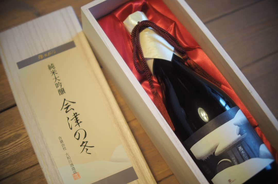 花澄さんのインスタグラム写真 - (花澄Instagram)「桐の箱に入った 素敵な日本酒を頂きました。 会津の冬。 見るからに美味しそう。 版画家 斎藤清さんの版画が ラベルになっています。 家でお酒を飲む習慣がなかったので 自宅で桐の箱に入ったお酒に お目にかかるのははじめてです。 升とお猪口も頂いたので 誰か来た時に開けようかな。 楽しみ。＾＾ #喜多方#会津若松#大和川酒造#造り酒屋#日本酒#会津の冬#純米大吟醸#斎藤清#tokyo#japan#olympus#olympuspen#olympuspenepl8#switar#macroswitar#macroswitar26mm#oldlens#cinelens#オールドレンズ#シネレンズ#oldlens_tokyo」6月3日 18時05分 - textisan