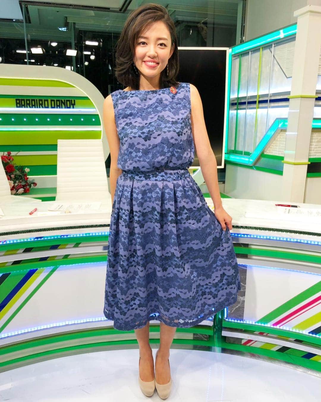 阿部優貴子のインスタグラム：「気付いたら一週間が経ってる！！ そしてもう6月！😂🙌早い〜 今日も気合を入れて！バラダン、21時から生放送🌹 ゲストは安定の、#杉村太蔵 さん！ 見てください💘💘💘🤪 写真はいつぞやの衣装。  #バラいろダンディ #tokyomx #生放送」