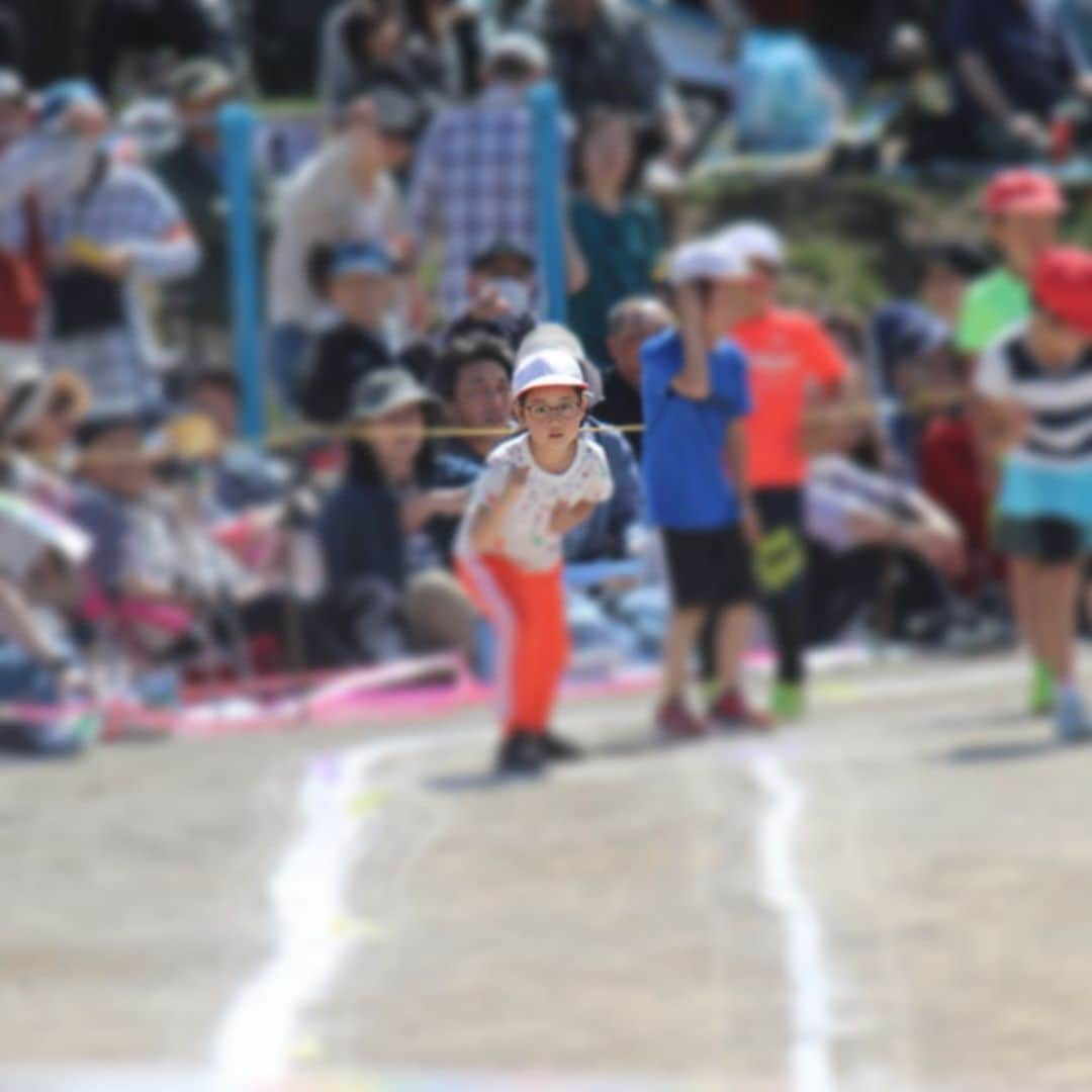 ◆miki◆さんのインスタグラム写真 - (◆miki◆Instagram)「* * 2019.6.1運動会🏃‍♀️ * 2人とも驚くほど闘争心がなくw 悔し泣きする事もなくw フワッと終わった運動会 笑 * わしは競技に関係なく 体育帽のつばは常に後ろに被り 運動会に命かけてた小学生だっただけに 驚きを隠せない！ * スタートラインは真剣だけど 笑顔で走ってたしね😂www * 白組優勝おめでとう🎉 * #ののなの #双子 #ツインズ #twins #一卵性 #運動会」6月3日 18時06分 - gold______star