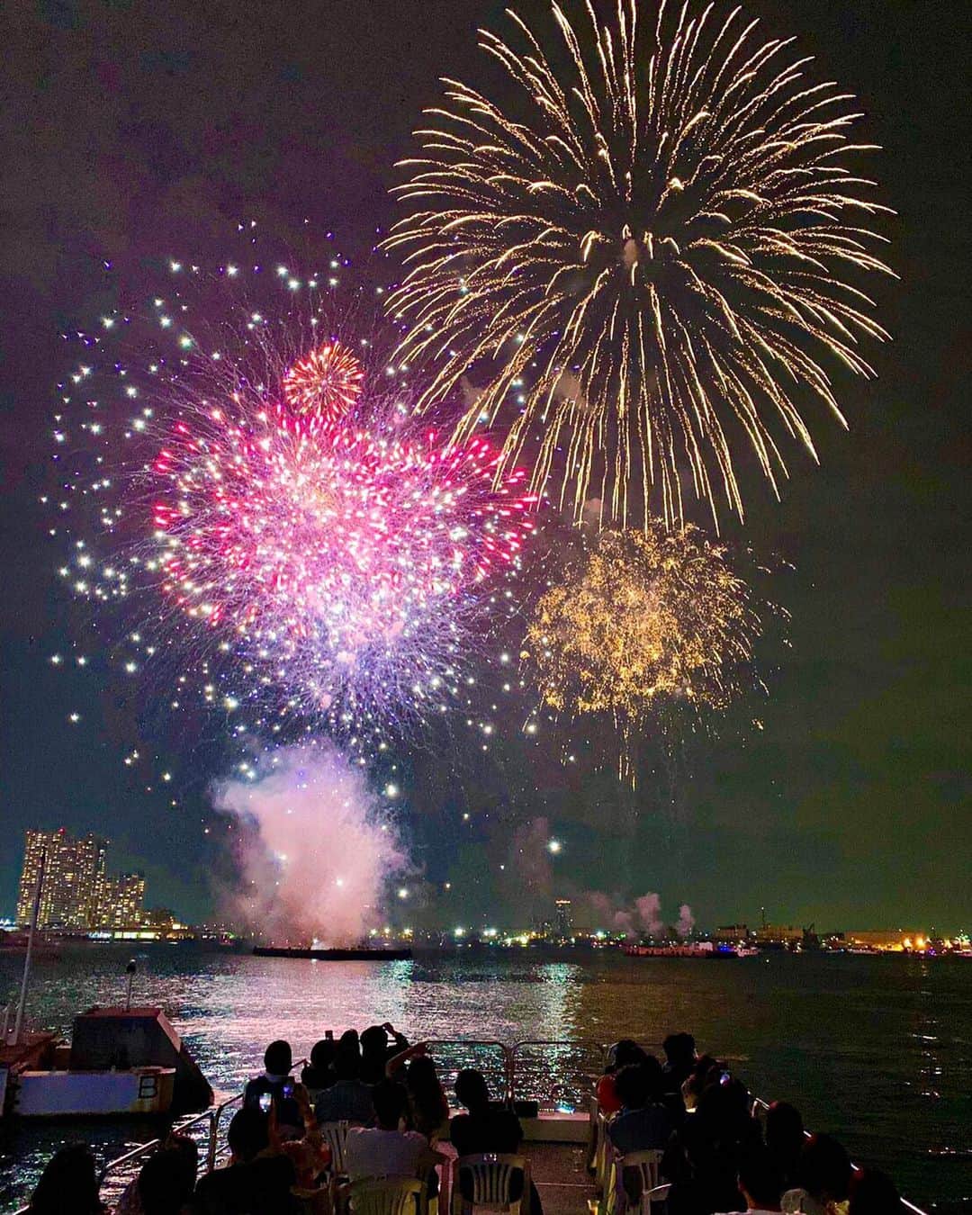 アニバーサリークルーズさんのインスタグラム写真 - (アニバーサリークルーズInstagram)「花火クルーズ🎆🛥 . . 昨日の「横浜開港祭 ビームスペクタルinハーバー」の様子です👀 間近で上がる花火は吸い込まれるような錯覚を起こすほど大迫力で、ご乗船の皆様にとって忘れられない夜になったんではないでしょうか😊🎇✨ . . . これからが花火の季節の本番です‼️ たくさんの花火の開催が予定されており、アニバーサリークルーズでも花火観覧クルーズを販売しております🛥💫 （詳しくはプロフィールのURLから！） . 夜空に舞い上がる幻想的な花火を、今年はぜひとも船上から一緒に楽しみましょう😊 アニバーサリークルーズでは、 一隻まるまる貸切って大人数でお楽しみ頂くのにオススメな〔貸切プラン〕と カップルやご家族など少人数でお楽しみ頂くのにオススメな〔乗合プラン〕を ご用意しております😊 . 忘れられない夏の思い出づくり、ぜひお手伝いさせてください💪😊 . . . #アニバーサリークルーズ #anniversarycruise #貸切クルーズ#貸切クルージング #夏が好き #花火が好き #花火 #hanabi #もう一回もう一回 #パッと光って咲いた #隅田川花火大会 #横浜開港祭 #横浜スパークリングトワイライト #江東花火大会 #浦安市花火大会 #みなとみらいスマートフェスティバル #花火クルーズ #船上花火鑑賞 #冒頭のフレーズはリンダリンダより #忘れられない記念日」6月3日 18時08分 - anniversary_cruise