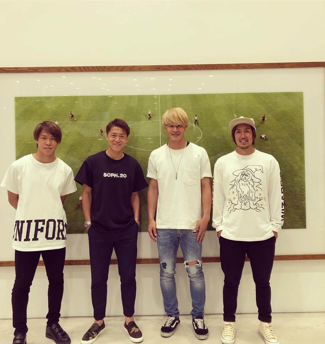 村山智彦のインスタグラム：「ㅤㅤㅤㅤㅤㅤㅤㅤㅤㅤㅤㅤㅤ @soph_co_ltd さんの展示会に行かせていただきました！ 素敵な服ばかりで…✨ 最高な空間でした！ @soph_co_ltd さんありがとうございました！  タイミング合って俊介と石原と一緒に。 チームが変われどサッカーで繋がってるのはとても素敵だなと。 はゆさん、色々とありがとうございました‼️‼️ ㅤㅤㅤㅤㅤㅤㅤㅤㅤㅤㅤㅤㅤ #田中隼磨#岩沼俊介#石原崇兆#松本山雅#長野パルセイロ#ベガルタ仙台#soph#uniformexperiment #fcrealbristol #tokyo#aoyama#はゆさんの時計絶対エグいやつ#素敵な時間#湿度高めの都内#松本に慣れてしまってる」
