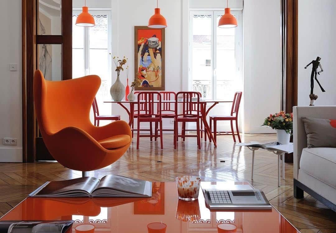 フリッツハンセンさんのインスタグラム写真 - (フリッツハンセンInstagram)「An orange Egg™ is anything but ordinary  Captured by @domo_deco  #fritzhansen #arnejacobsen #eggchair」6月3日 18時21分 - fritzhansen