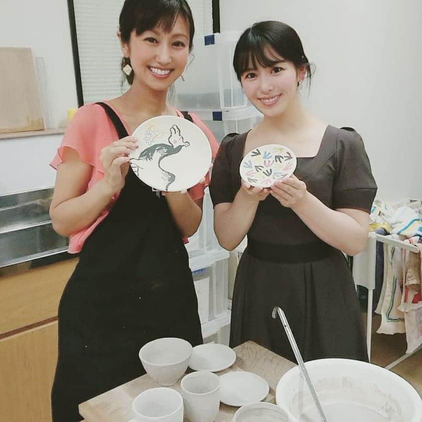 酒井千佳さんのインスタグラム写真 - (酒井千佳Instagram)「* 料理教室Live Happierさま @shoko.815 との コラボレッスン。 陶芸担当してきました。  みなさん楽しんでくださって嬉しかった。 このあとしっかり焼き上げます。  アシスタントしてくれた あおいちゃん @tamaki_aoi.official と一緒に持ってるのは 全く関係ないのだけれど 画家のしょうげんくん @uedashogen の絵付けしてくれた作品。  しょうげんくんも私も出展する 作品展は 6月23日(日) 代官山 THE CONOE ギャラリーで開催です。  みなさん来てくださいな。  @toukito_tougei トウキトホームページに 詳細のせてますので よかったら見てください。  #陶芸 #陶器 #陶芸作品 #陶芸教室 #酒井千佳 #トウキクリエイター #ceramicist #modernpoetry #potterystudio #potteryworkshop  #tougei #toukito  #暮らしにゆとりを」6月3日 18時15分 - sakaichikaaaa