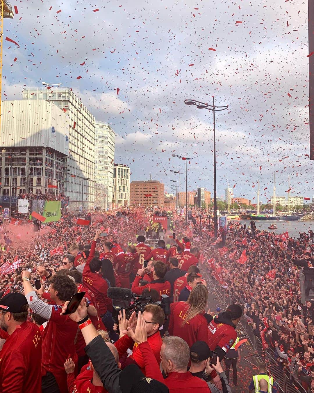 デヤン・ロヴレンさんのインスタグラム写真 - (デヤン・ロヴレンInstagram)「When your dream becomes a reality. Mine came yesterday with thousands of fans singing Allez, allez, allez...Allez, allez, allez... We've conquered all of Europe We're never going to stop... So just wanna say thank you again for all these memories wich will stay forever in my heart.  Thank You Liverpool city ♥️」6月3日 18時16分 - dejanlovren06