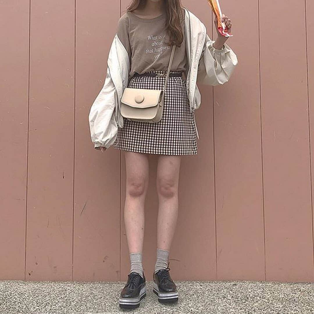 DHOLIC SNAPさんのインスタグラム写真 - (DHOLIC SNAPInstagram)「@__neinei__さんの#dholicsnap📷 ——————————————————— TOPS/BAG：@dholic_official 【LADIES】 #ハーフスリーブレタリングTシャツ 全4色￥1,490(税込) 【LADIES】 #サークルポイントショルダーバッグ 全3色￥4,503(税込) ——————————————————— @__neinei__さんステキに着こなしていただき ありがとうございます👏🏻 みなさんもぜひ#dholicsnap を付けて コーデ投稿してくださいね！ ——————————————————— #DHOLIC#dholicism#fashion#ootd #プチプラコーデ#今日のコーデ #夏コーデ#レタリングTシャツ#ミニバッグ」6月3日 18時19分 - d_by_dholic