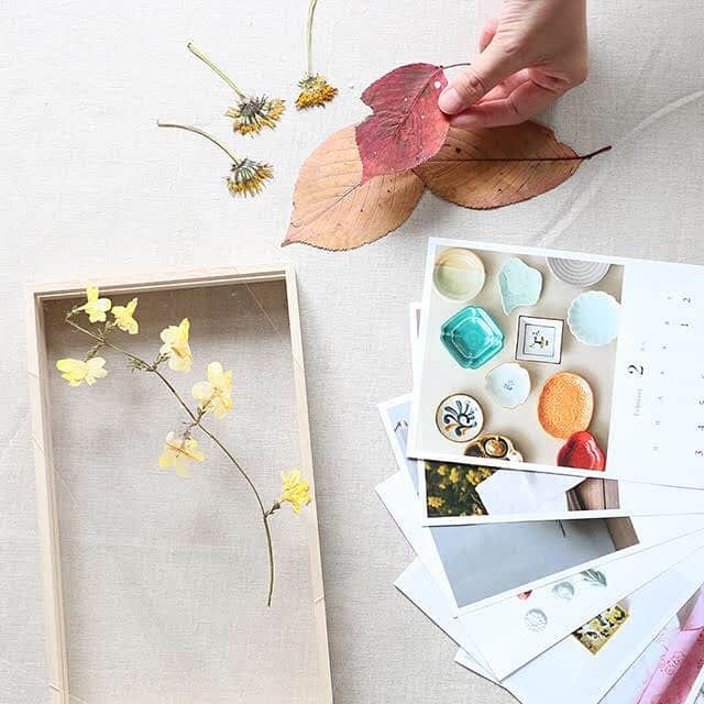 中川政七商店さんのインスタグラム写真 - (中川政七商店Instagram)「オンラインショップで開催中の１２周年企画に、早速たくさんの方にお立ち寄りいただき、スタッフ一同大変嬉しい気持ちです。 今回の企画の１つに「押し花の枠飾りプレゼント」があります。 こちらは、日頃オンラインショップでご購入いただいたお客様にお配りしているカレンダーのサイズに合わせて作ったものなんです。 もう、何年もお配りしているので、「カレンダーが付いてくるのが楽しみで」という嬉しいお言葉をいただくことも。 そんな長年ご愛顧いただいております皆様に、お礼の気持ちを込めましてオンラインショップオリジナルサイズを作りました。 もちろん、カレンダーでなくても、押し花や写真などを飾って楽しんでいただけます。 通常版は7月下旬に登場するのですが、そちらに先行して抽選で30名様へプレゼントいたします。 ・ オンラインショップの周年企画のページの応募フォームからぜひご応募くださいませ。 ・ #中川政七商店 #暮らしの道具 #奈良 #写真立て #押し花」6月3日 18時23分 - nakagawamasa7