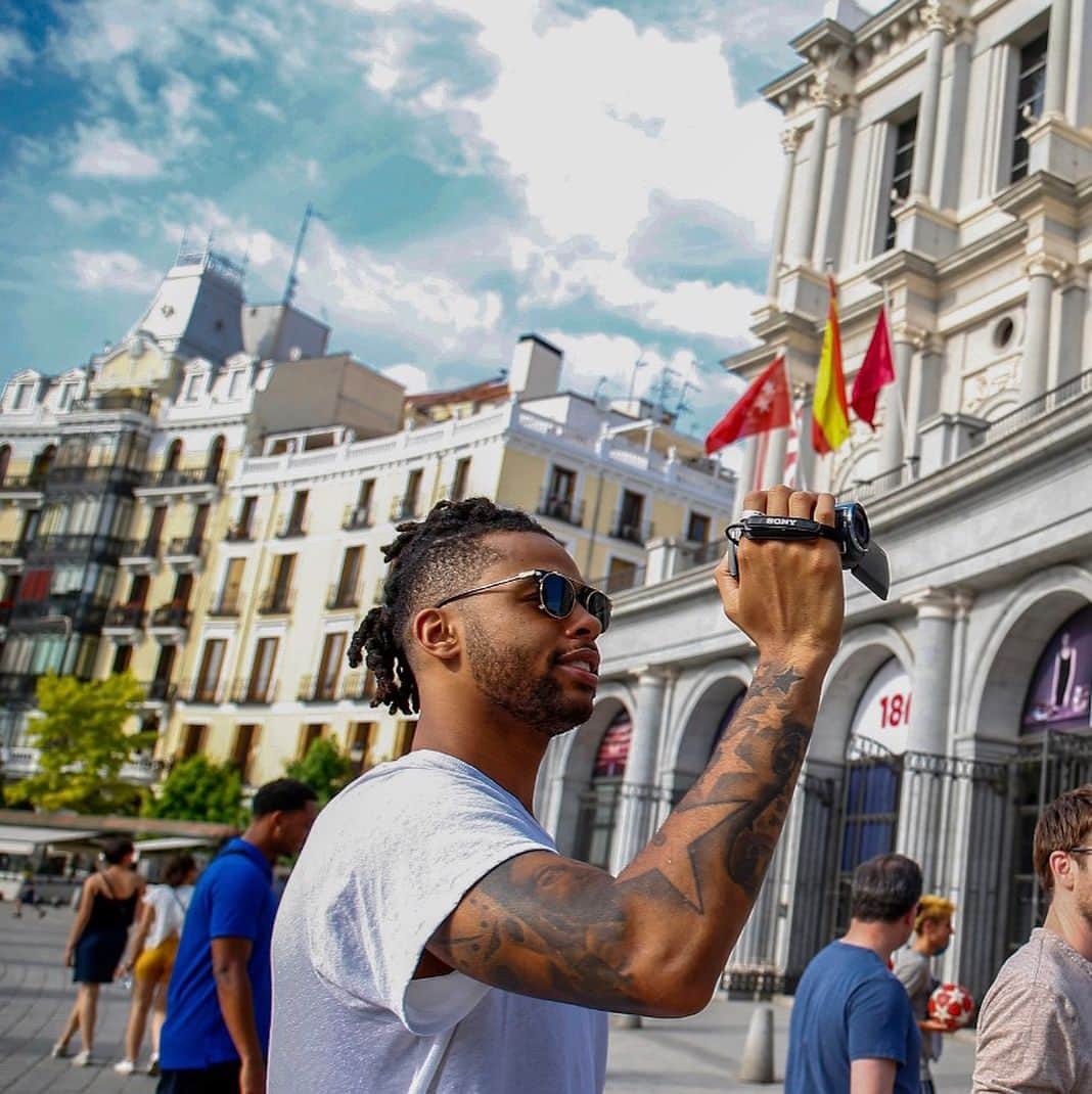 デアンジェロ・ラッセルのインスタグラム：「Thanks Madrid. 👌🏾」