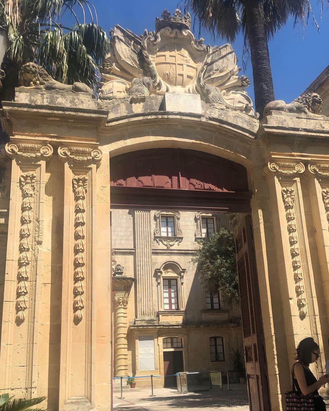 山口夏実さんのインスタグラム写真 - (山口夏実Instagram)「🇲🇹🇲🇹🇲🇹 街が美しすぎて...🥰 永住したいくらい好きになった🥺👏🏻🇲🇹 マルタストーンを使用したはちみつ色の街🍯 壁の装飾もすっごく綺麗で品があります✨ アパートのドアもそれぞれ違う色をしていて、 すっごく可愛い〜🥺👏🏻 そしてマルタの人たち、 縦列駐車が上手すぎる✨😳 ＊ ＊ #マルタ島 #malta #ヴァレッタ #Valletta #malta🇲🇹 #マルタ共和国 #ひとり旅」6月3日 18時27分 - natsumi19910625