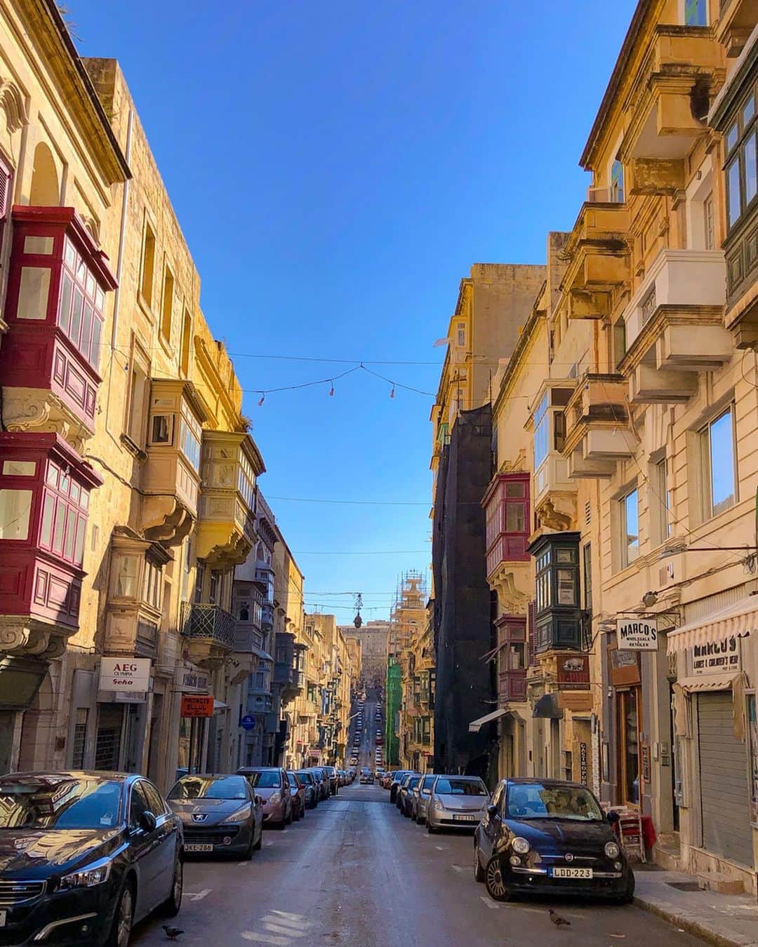 山口夏実さんのインスタグラム写真 - (山口夏実Instagram)「🇲🇹🇲🇹🇲🇹 街が美しすぎて...🥰 永住したいくらい好きになった🥺👏🏻🇲🇹 マルタストーンを使用したはちみつ色の街🍯 壁の装飾もすっごく綺麗で品があります✨ アパートのドアもそれぞれ違う色をしていて、 すっごく可愛い〜🥺👏🏻 そしてマルタの人たち、 縦列駐車が上手すぎる✨😳 ＊ ＊ #マルタ島 #malta #ヴァレッタ #Valletta #malta🇲🇹 #マルタ共和国 #ひとり旅」6月3日 18時27分 - natsumi19910625
