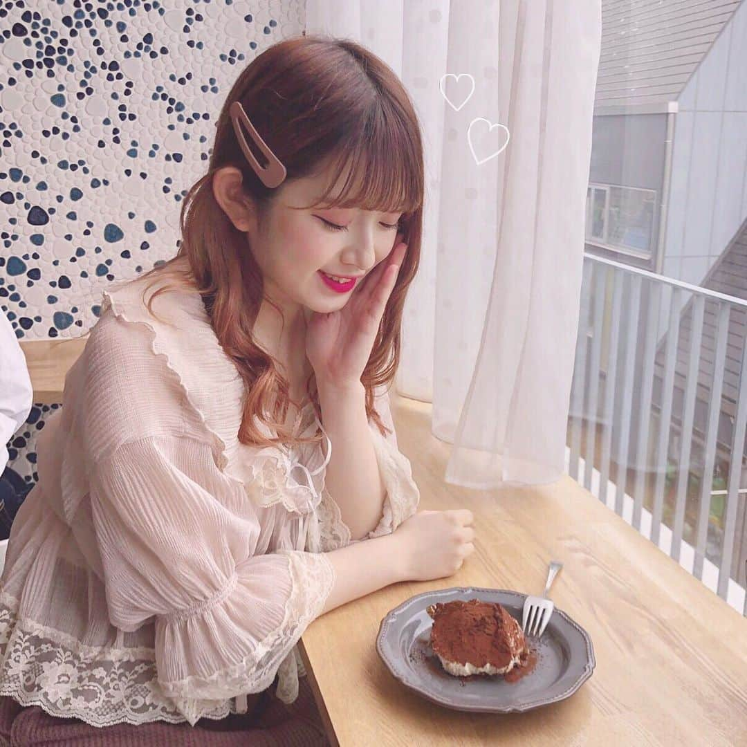 青木菜花さんのインスタグラム写真 - (青木菜花Instagram)「.﻿ .﻿ カフェ巡り ☕️♡﻿ ﻿ みんなの好きな食べ物は何ですか！！！笑﻿ そして私の好きな食べ物は何でしょう🤤笑﻿ .﻿ . #カフェ巡り #カフェ #インスタ映え #インスタ映えスイーツ #ティラミス #自由が丘 #自由が丘カフェ #instagood #instafood #instalike #l4l」6月3日 18時28分 - nanoka_0711