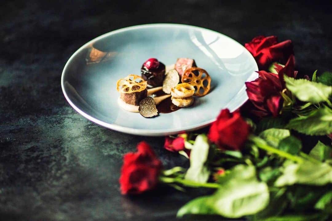 Conrad Tokyoのインスタグラム：「モダンフレンチ「コラージュ」のクリエイティブで芸術的なお料理。 http://ow.ly/L2FO50uv3J8 Inspired by passionated chef's innovative interpretation of modern fine French dining - combines the very best of European culinary style and ingredients with exceptional presentation. #コンラッド東京 #ホテル #汐留 #東京 #日本 #新橋 #銀座 #フレンチ #コラージュ #グルメ #銀座ランチ #週末 #シャンパーニュ #ワイン #ConradTokyo #StayInspired #Conrad #hotel #Tokyo #Japan #French #Collage #Shiodome #Shinbashi #lunch #weekend #champagne #wine」