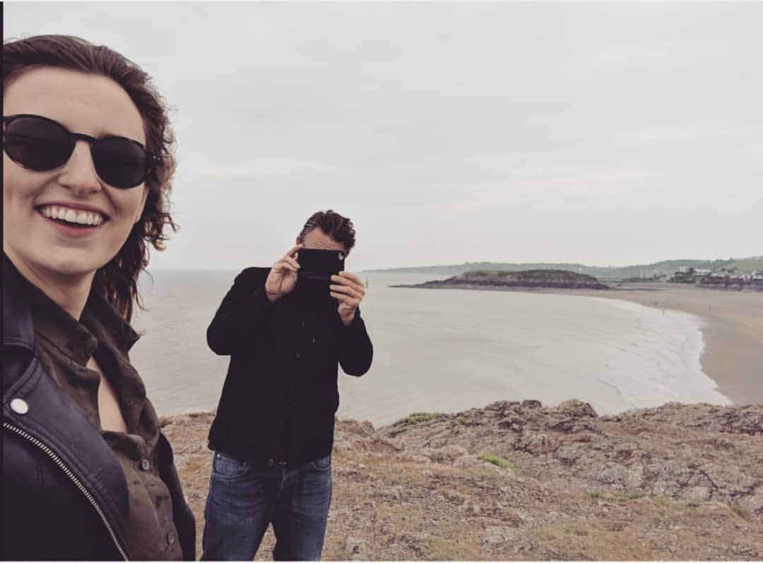 ローラ・カーマイケルのインスタグラム：「Scrolling through @thespanishprincessstarz pics and found these from a trip the brilliant @alskimck and I took to sunny Barry Island during a break in filming. Lord and Lady Pole on their holiday! Happy days! Spanish Princess Episode 5 is available now on @starzplay ❤️」