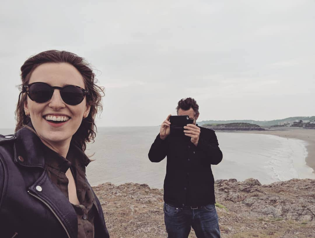 ローラ・カーマイケルさんのインスタグラム写真 - (ローラ・カーマイケルInstagram)「Scrolling through @thespanishprincessstarz pics and found these from a trip the brilliant @alskimck and I took to sunny Barry Island during a break in filming. Lord and Lady Pole on their holiday! Happy days! Spanish Princess Episode 5 is available now on @starzplay ❤️」6月3日 18時32分 - larrycarmichael