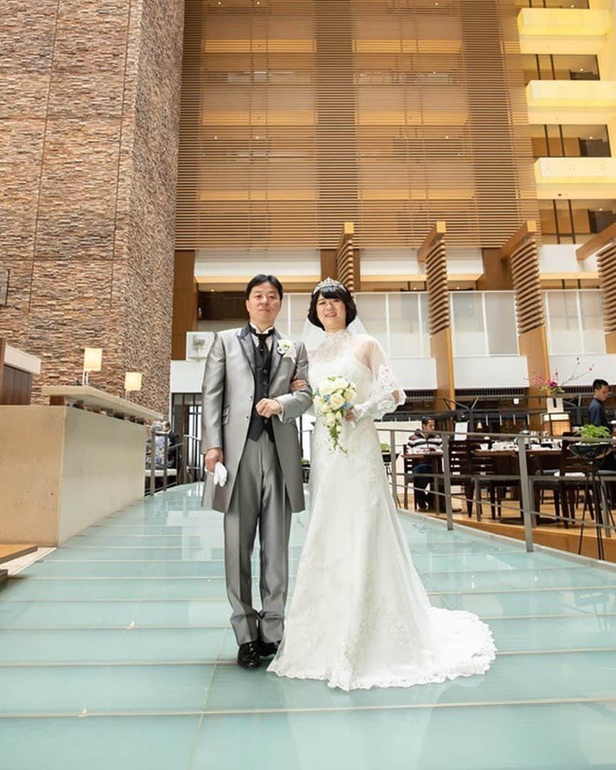 楽婚【公式】Instagramさんのインスタグラム写真 - (楽婚【公式】InstagramInstagram)「@rakukon をフォローして 『#楽婚』をつけて、 お写真の投稿大歓迎♡ 公式IGでリグラムされるかも！？ . ♥楽婚の先輩カップル  Hideki & Saori  会場：#ストリングスホテル東京インターコンチネンタル >http://bit.ly/2HzcdZB . 温かな光と木のぬくもりを 感じながら永遠を誓った後は、 野球をテーマにした披露宴も..♩ 挙式と披露宴でメリハリをつけたお二人らしいウェディングも素敵ですよね,,♡ .  Webでご予約はTOPのURLより♡ ⇒@rakukon . #楽婚 #rakukon #ベストブライダル  #wedding #ウェディング #フォトウェディング #プレ花嫁 #卒花 #日本中のプレ花嫁さんと繋がりたい #プラコレ #marryxoxo #ウエディングニュース #花嫁 #卒花嫁 #2019年春婚  #2019年夏婚 #2019年冬婚  #結婚式準備 #weddingdress #ウェディングドレス #オリジナルウェディング #野球ウェディング  #ストリングスホテル東京インターコンチネンタル」6月3日 18時32分 - rakukon