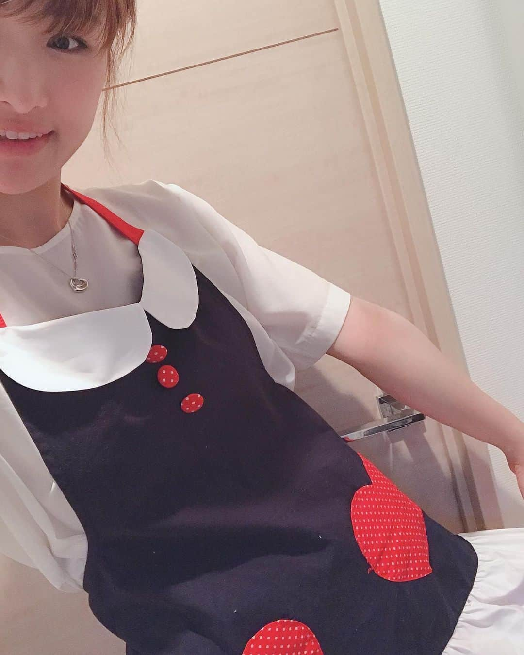 紗那ゆずはさんのインスタグラム写真 - (紗那ゆずはInstagram)「* Twitterに連動せず、こっちだけあげる写真があってもいいんじゃないかと思って。笑 普段はエプロンつけない派なのですが、久々にしてみましたっ🤣 これは、退団する時に上級生の方からプレゼントでいただいた物で、今でも大切にしています☺️✨ 恥ずかしいけれど…このエプロン可愛いからご飯の準備するにもテンションもあがったし… よっし！頑張ってつくりまーす🙌🏻🙌🏻」6月3日 18時33分 - mitsuko_0318